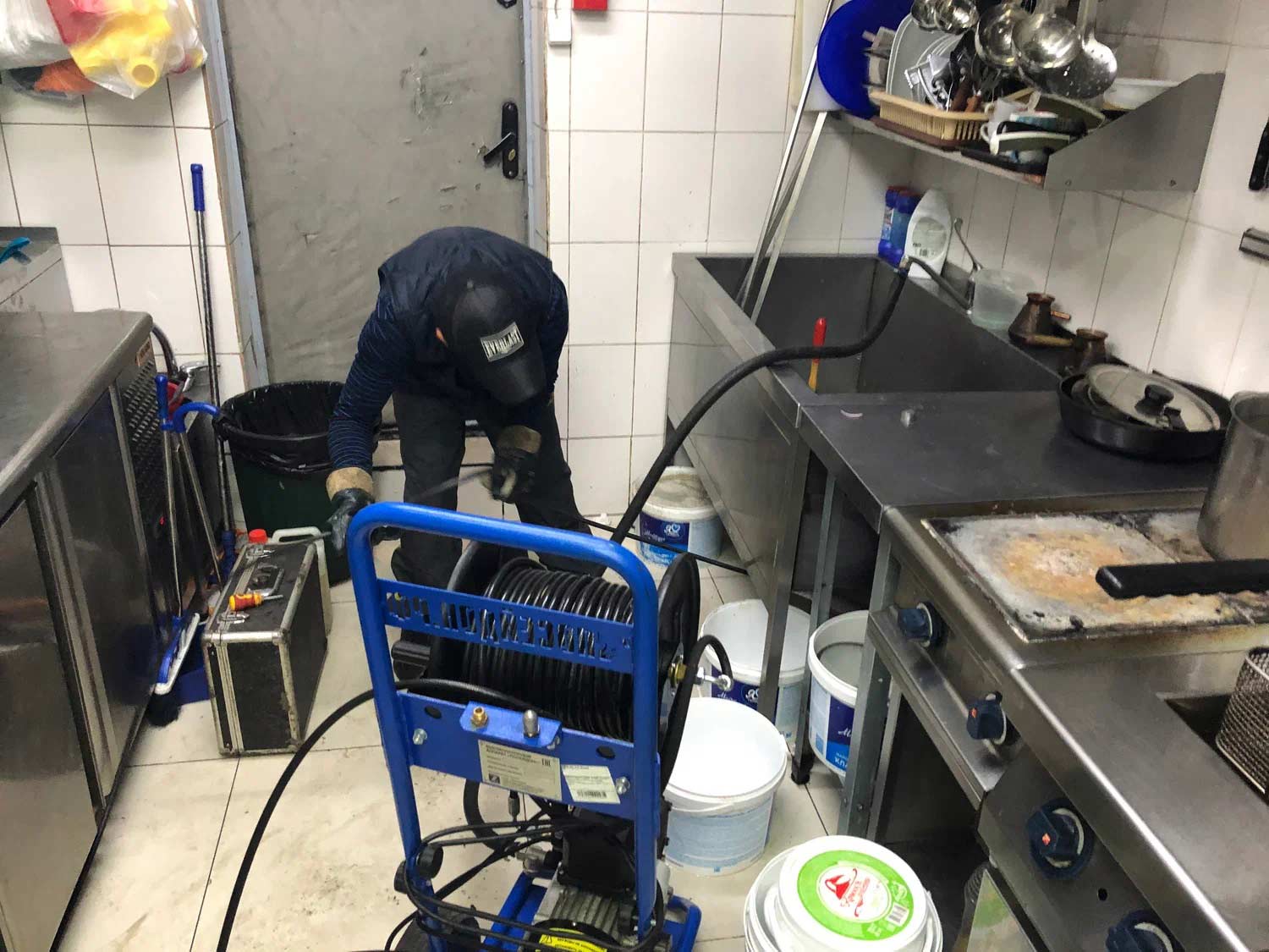 Profesyonel ekipman kullanımı ile tesisat işlemlerinde hızlı ve etkili sonuç